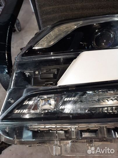Продам фару переднюю левую Toyota Vellfire 30