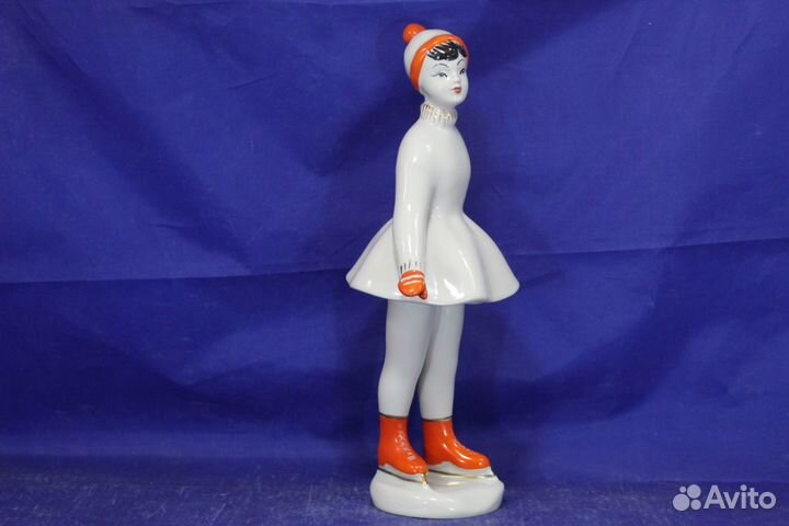 Статуэтка Фигуристка на катке коньках фарфоровая