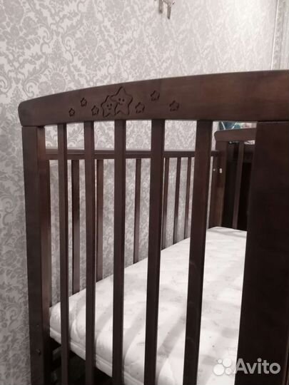 Детская кроватка с маятником
