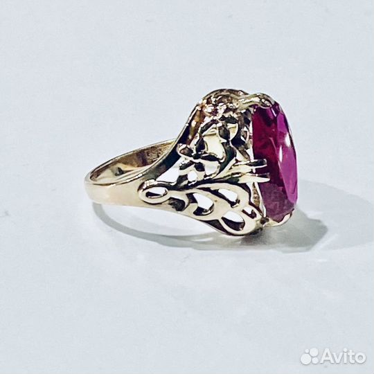 Золотое кольцо с камнем