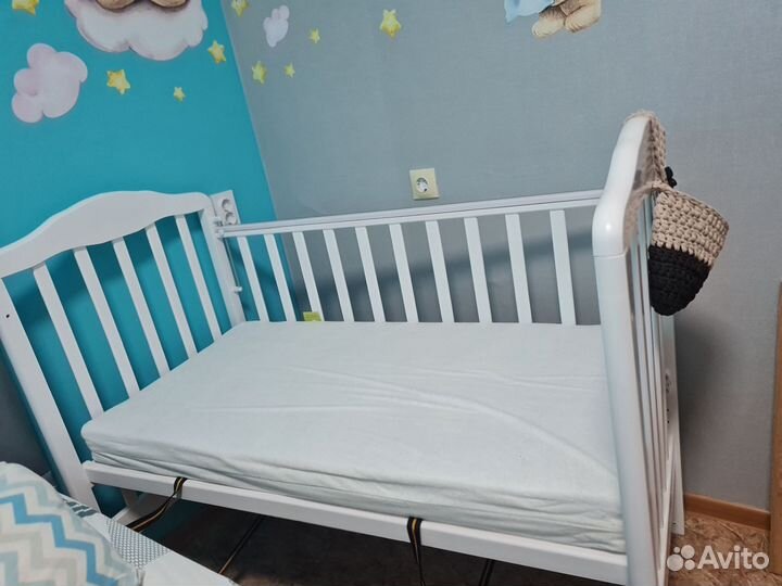 Детская кроватка с маятником
