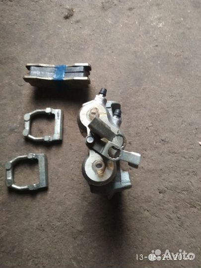 Супорт тормозной с калодками Ваз2121 новый