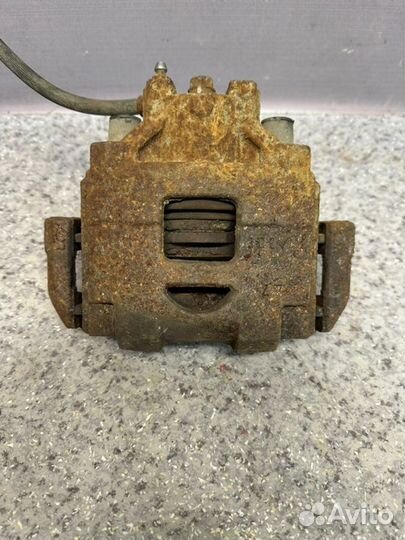 Суппорт передний правый Toyota Yaris P13 1.5