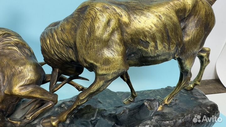 Скульптурная композиция Схватка двух оленей