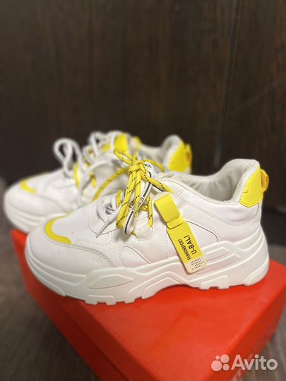 Кроссовки женские