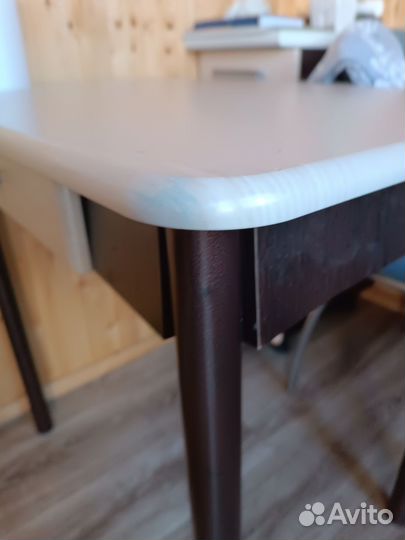 Стол кухонный с ящиком
