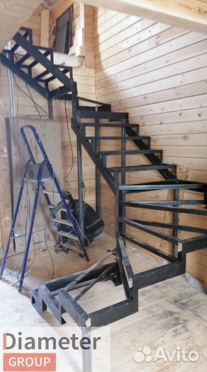 Лестница на косоурах. Обшивка, ограждения