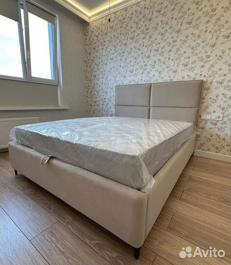 Кровать с мягким изголовьем