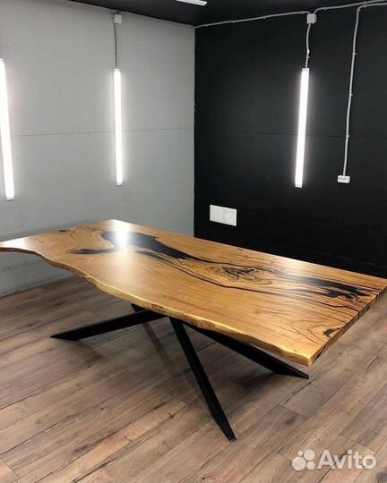 Стол из эпоксидной смолы