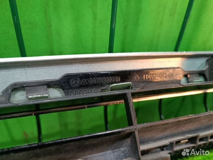 Решетка радиатора Mercedes-Benz C W203 2003