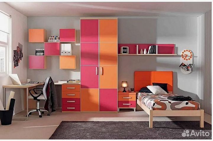 Детская рабочая зона у окна