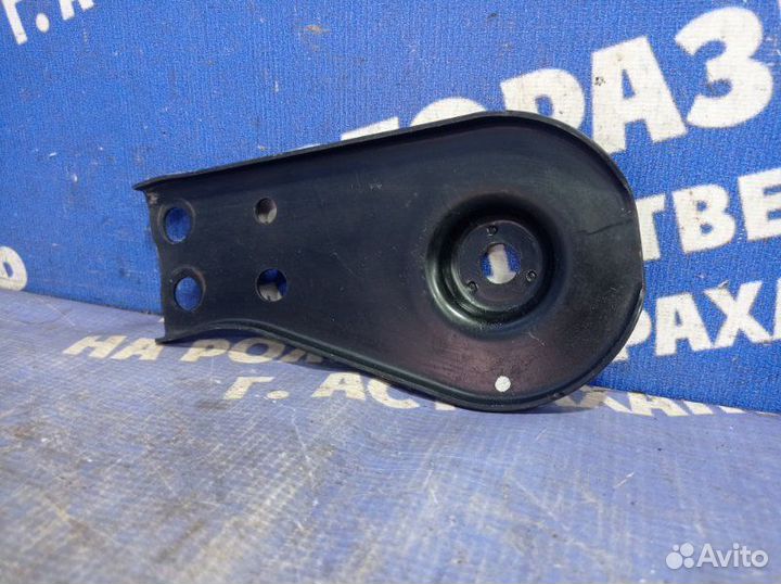 Левый кронштейн заднего подрамника Nissan Teana