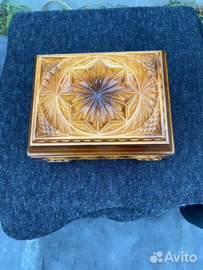 Шкатулка резная кедровая