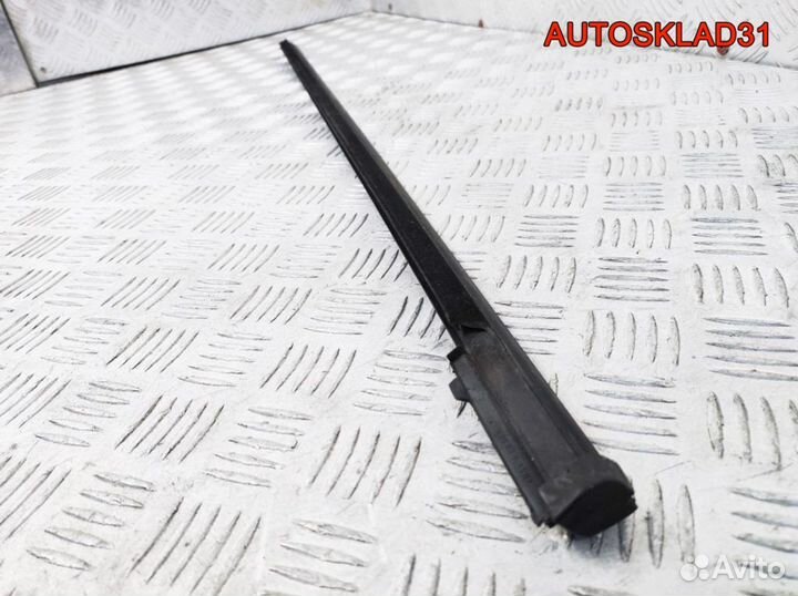 Накладка стекла переднего левого Ford Focus 2