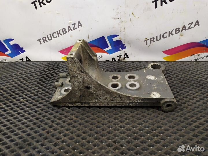 1735002 Кронштейн переднего бампера левый