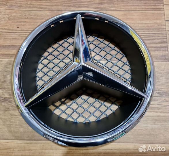 Эмблема Mercedes в решетку радиатора