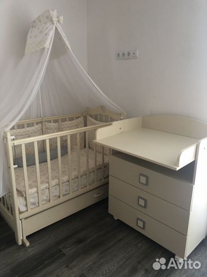 Детская кровать и пеленальный комод