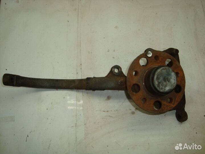 Кулак передний левый W211