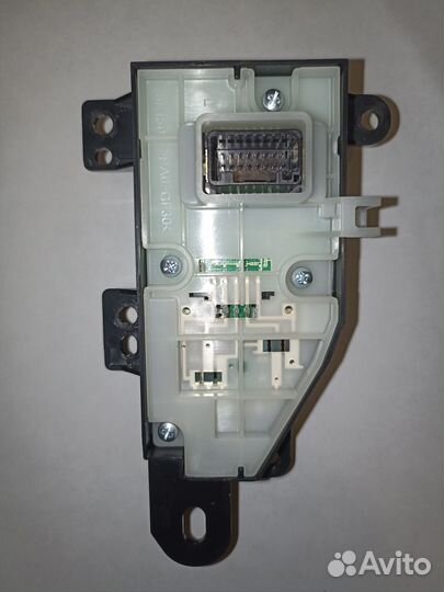 Кнопка фиксатора стояночного тормоза