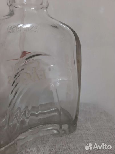 Бутылки с теснением