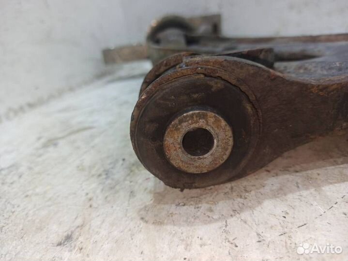 Рычаг передний левый