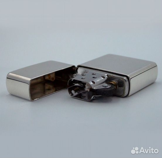 Серебряная зажигалка zippo