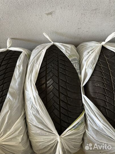 Bridgestone Blizzak LM-001 285/45 R21 113V