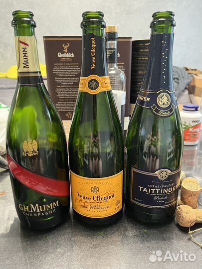 Пустые бутылки из под шампанского