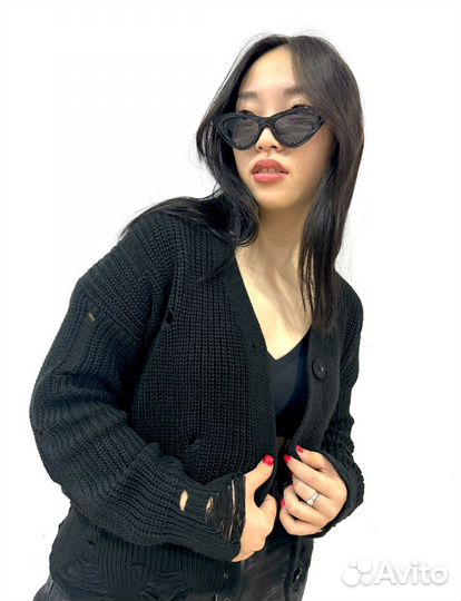 Женский кардиган рваный чёрный укороченный