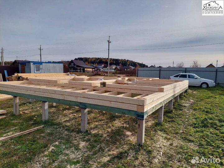 Срубы дома 8х8 из бруса с крыльцом и балконом