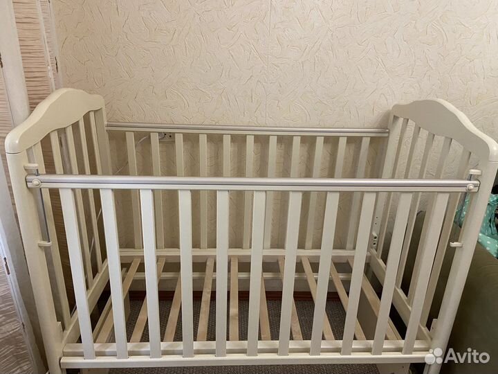 Детская кроватка с универсальным маятником