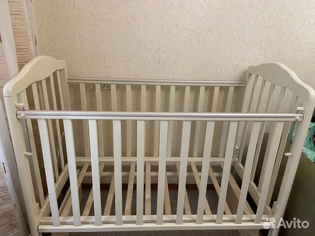 Детская кроватка с универсальным маятником