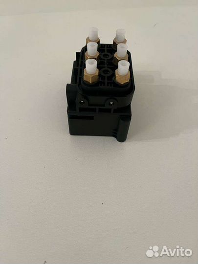 Блок клапанов пневмоподвески Audio Q7 Porsche VW