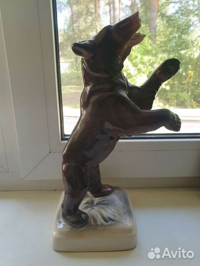 Скульптура Бурый медведь на задних лапах