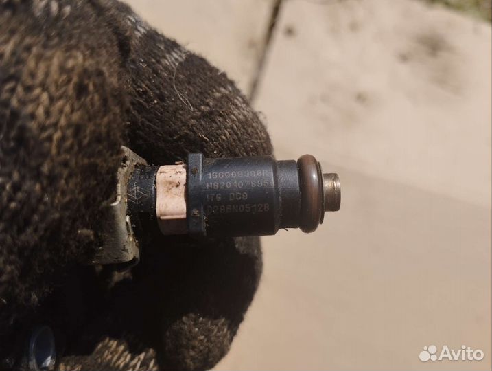 Топливная рампа с форсунками Renault Duster 1