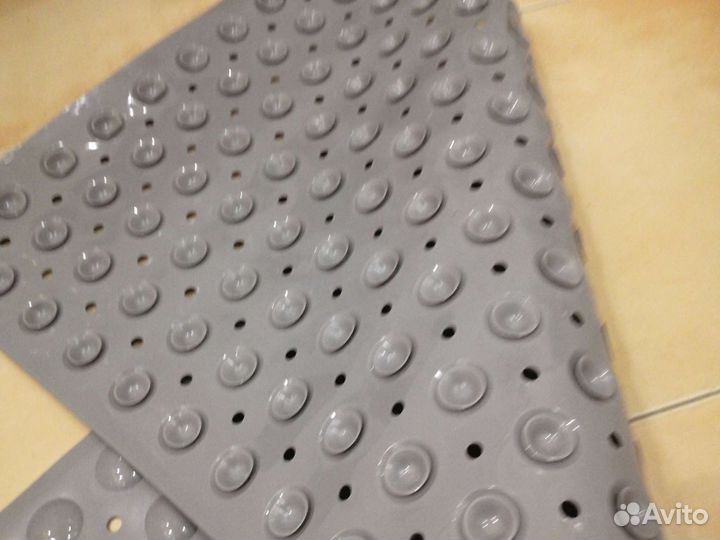 Противоскользящий коврик в ванну