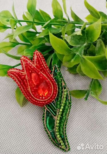 Брошь ручной работы из бисера