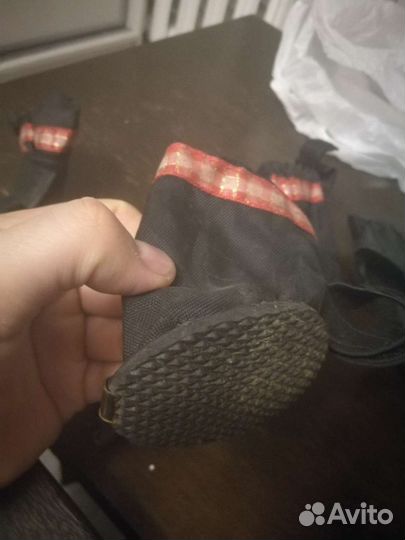 Намордник и обувь для собаки