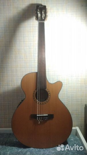 Классическая безладовая гитара баритон Cort