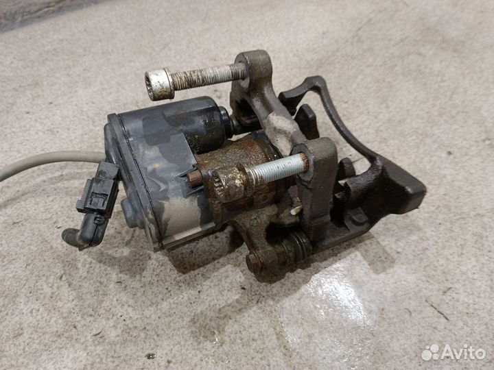 Задний правый тормозной суппорт WV Passat CC B7