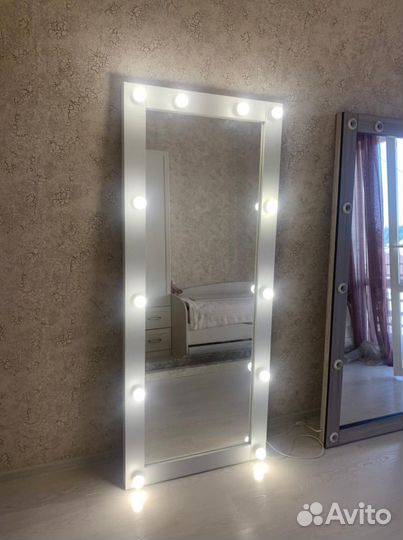 Гримерное зеркало с лампочками