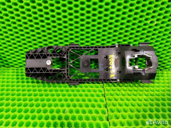 Кронштейн ручки задний левый Volkswagen Touareg NF