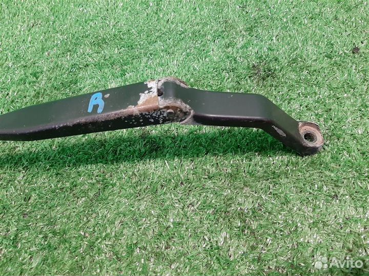 Поводок стеклоочистителя правый Mitsubishi Carism