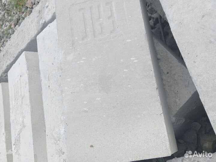 Блоки бетонные. жд шпалы