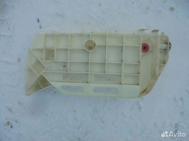 Крепление бампера переднее левое Toyota Voxy ZRR80