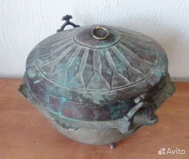 Старинный бронзовый казан на ножках