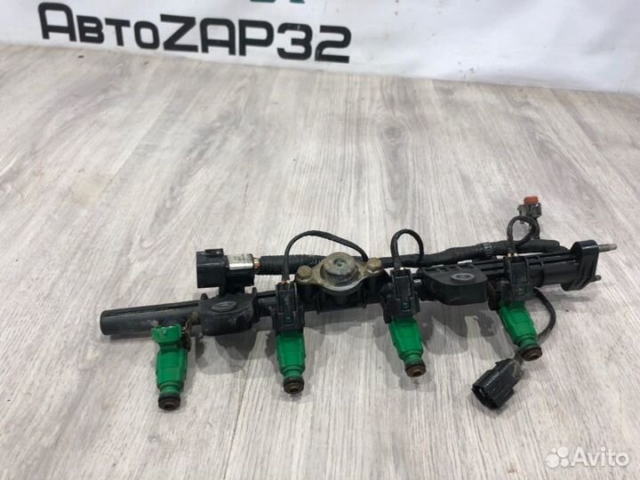 Рампа топливная с форсунками Kia Rio G4EE 2005