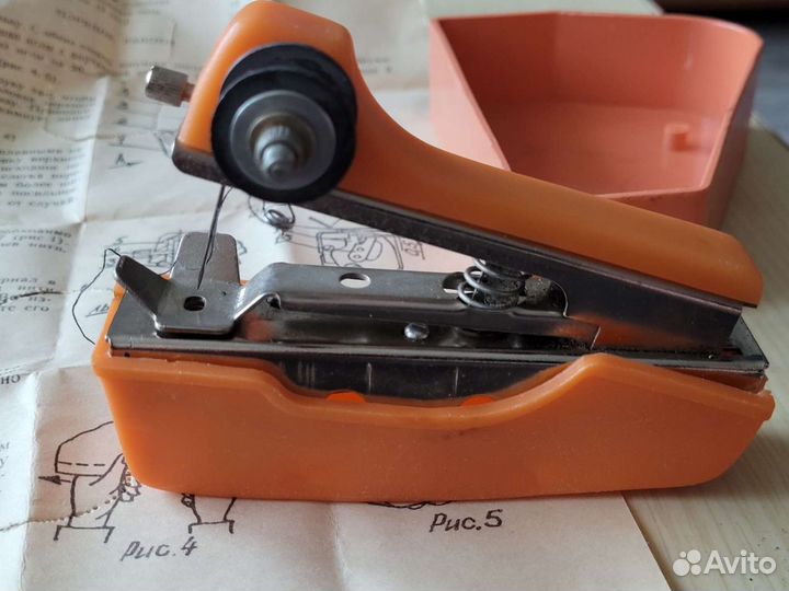 Миниатюрная швейная машинка. Дорожная