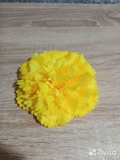 Украшение на платье цветок