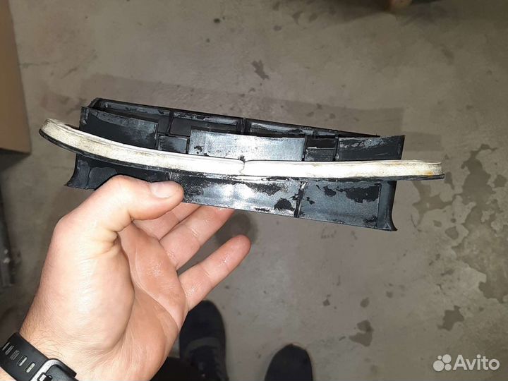 Клапан вентиляционный правый Ваз 2112